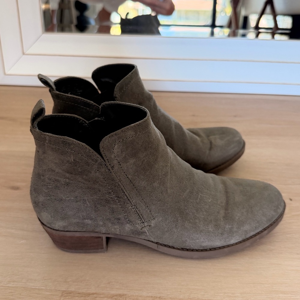 Carlos Santana Ankle Booties 8.5 low heel